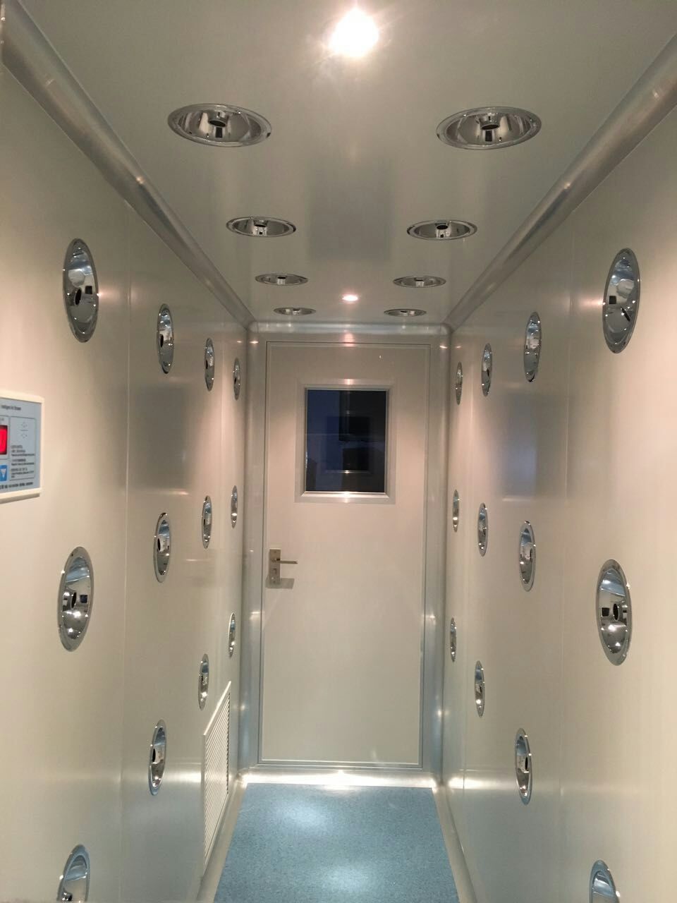 多人风淋室内部