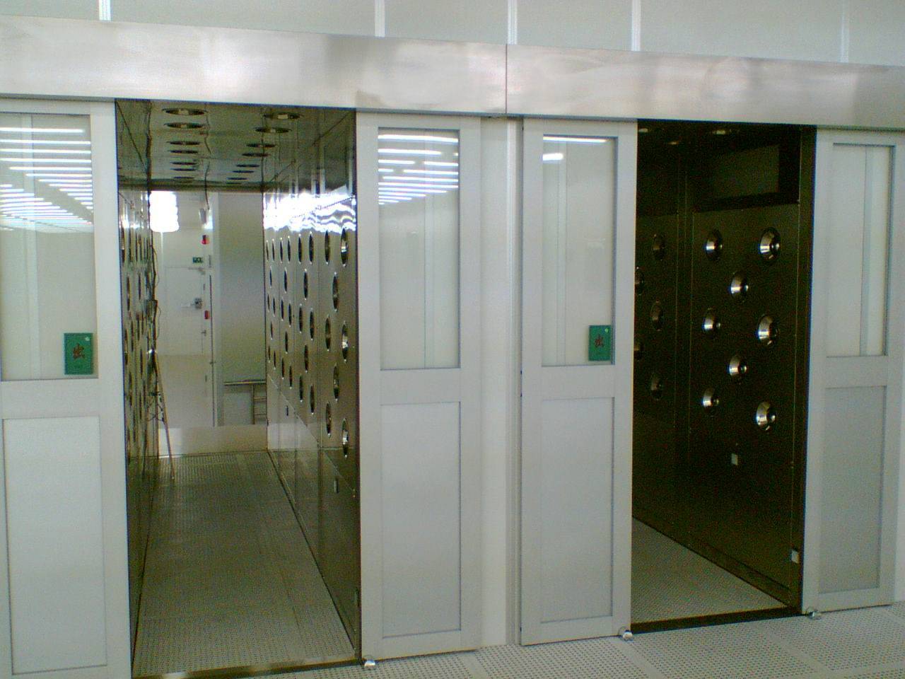 人员进出净化车间的风淋室通道 人员进出净化车间的风淋室通道